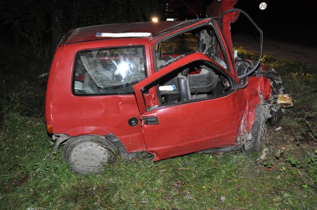 Wczoraj, około godziny 20:00 oficer dyżurny węgorzewskiej Policji otrzymał informacje, że w miejscowości Karłowo, gmina Węgorzewo doszło do wypadku drogowego. Na miejsce natychmiast pojechał policyjny patrol.

Ze wstępnych ustaleń wynika, że kierujący samochodem osobowym marki Fiat Cinquecento 24-letni mieszkaniec gminy Kętrzyn na prostym odcinku drogi zjechał na prawe pobocze jezdni, po czym uderzył w pień przydrożnego drzewa. W zdarzeniu brały udział cztery osoby, kierujący i trzech pasażerów w wieku od 19 do 26 lat.