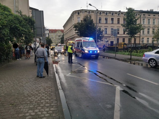 Do zdarzenia doszło u zbiegu ulic Warszawskiej i Fredry w Bydgoszczy. Przechodząca przez przejście dla pieszych 15-latka została potrącona przez kierowcę mercedesa.

Zobacz zdjęcia z miejsca zdarzenia >>