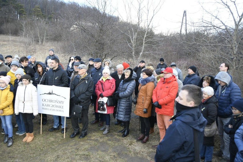 Kolejny protest mieszkańców przeciwko zabudowie Karczówki w Kielcach. Będzie nadzwyczajna sesja Rady Miasta (FOTO, WIDEO, ZAPIS TRANSMISJI)