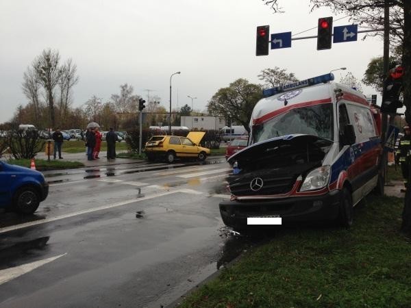 Wypadek w Koninie. Karetka staranowała samochody