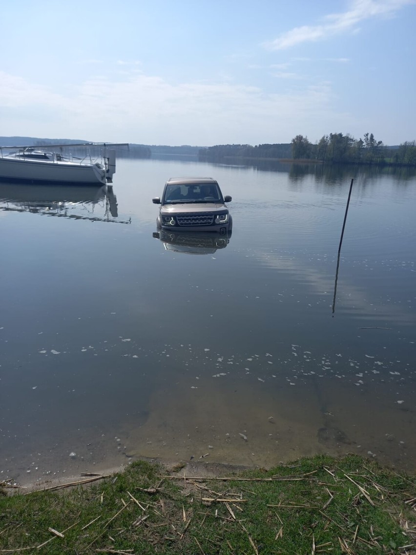 Strażacy wyciągali z wody samochód z łodzią (27.04.2022).