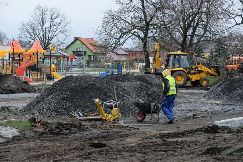 Parking przy SP 2 od strony ulicy Witosa powstaje dzięki...