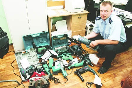 Dariusz Górski prezentuje elektronarzędzia, które znaleziono w aucie zatrzymanych mężczyzn.
