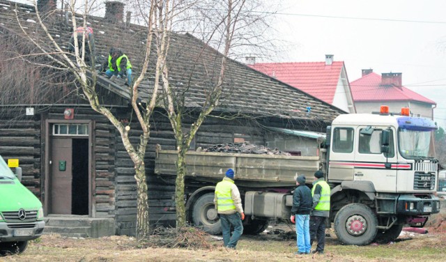 Rodzina Kaniów w piątek opuściła dom przy ul. Magazynowej i oddała gminie klucze. Natychmiast przystąpiono do porządkowania terenu i rozbiórki drewnianej chaty. Wczoraj robotnicy usuwali dach