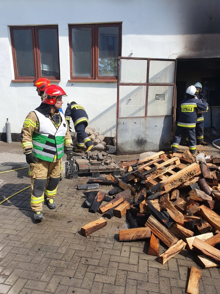 Pożar w budynku gospodarczym w warsztacie mechaniki w Świętej 