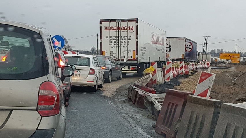 Kolizja na A1 w Twardosławicach. Na światłach ciężarówka...