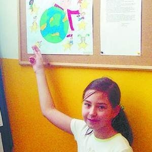 10-letnia Kornelia Garczyńska z dumą prezentuje jedną ze swoich prac.	
	Fot. Michał Kielas