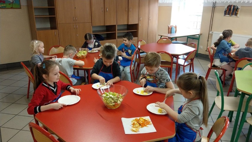 Warsztaty kulinarne u osjakowskich przedszkolaków. Dzieci zrobiły pyszną sałatkę 