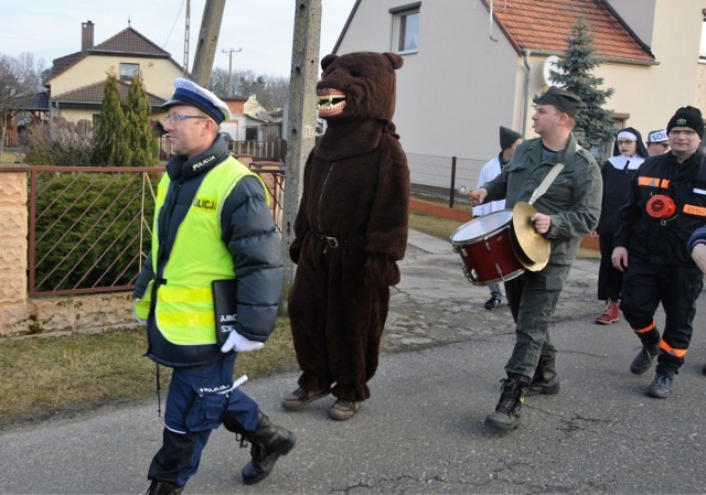 Wodzenie niedźwiedzia w Węgrach. Nawet najstarsi mieszkańcy nie pamiętają, kiedy zaczęła się tu ta tradycja.