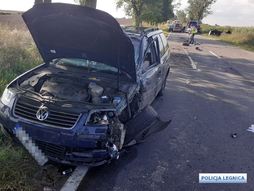 Wypadek na trasie Legnica-Chojnów. Pijany kierowca zbiegł z miejsca zdarzenia [ZDJĘCIA]