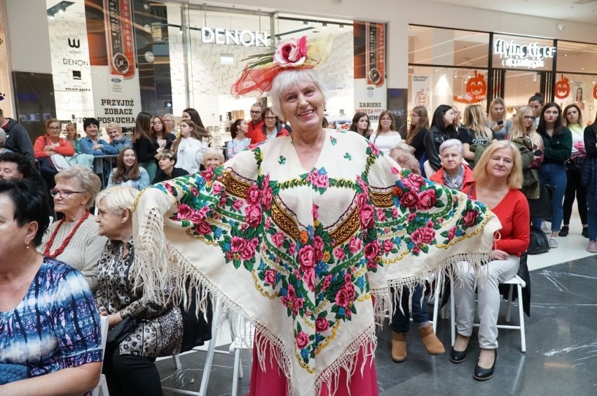 Pokaz mody seniorów w Posnanii. Blisko 30 modelek i modeli w...