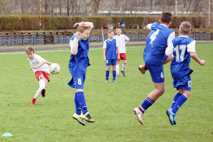 Piłka nożna: młodzi piłkarze Soccers Stars grali na boisku przy ul. Okrzei w Pile. Zobacz zdjęcia