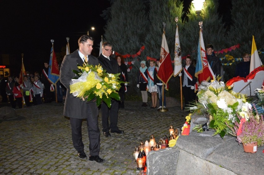 Złożenie kwiatów przy pomniku Jana Pawła II