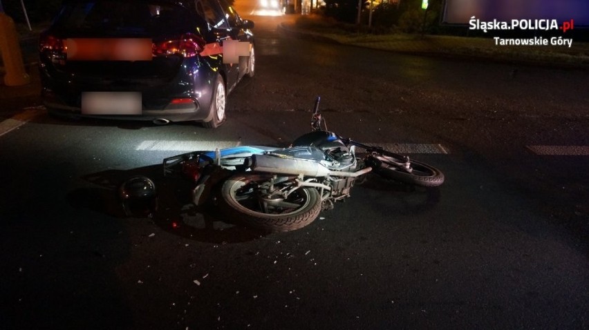 Tarnowskie Góry: Kierujący osobówką zderzył się z motorowerzystą. 31-latek doznał obrażeń kończyn