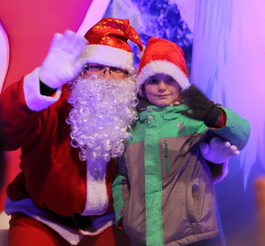 Święty Mikołaj odwiedził dzieci na inowrocławskim Rynku [zdjęcia]