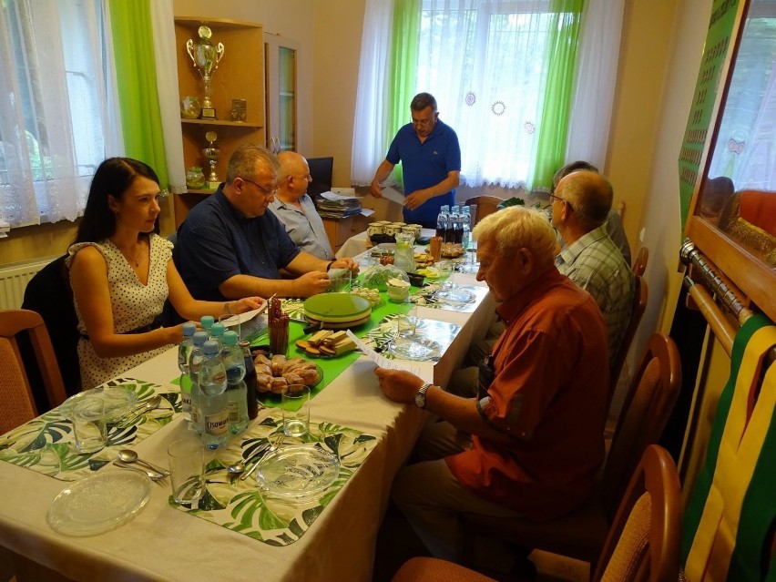 Spotkanie na działkach. Prezes ROD im. 1 Maja w Chełmnie...