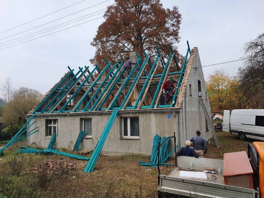 To dzięki ludziom o wielkich sercach pan Brunon spędzi zimę pod nowym dachem  ZDJĘCIA