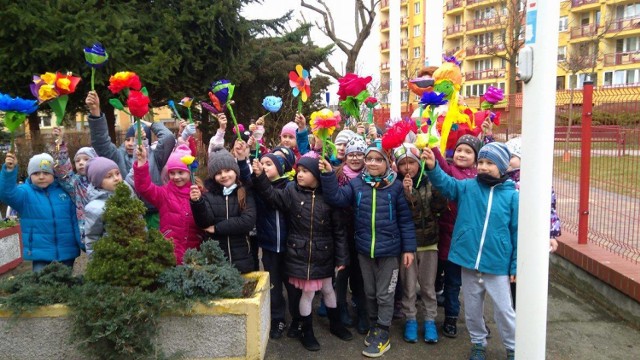 Przedszkolaki z Lubina witają wiosnę na ulicach miasta.