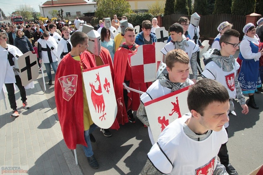 Korowód w strojach historycznych rozpoczął majówkę w Kowalu....