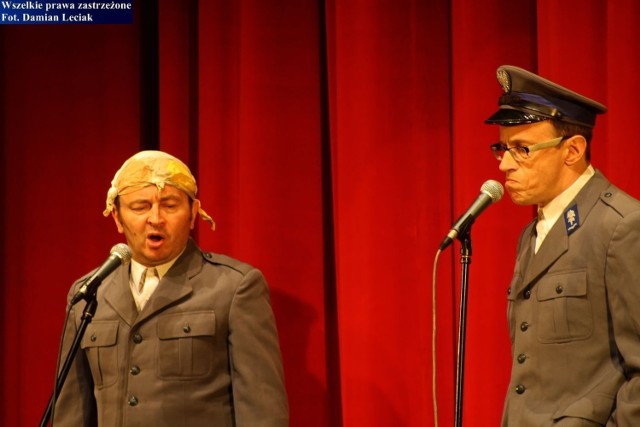 Od lewej: Łukasz Rybarski i Maurycy Polaski z &quot;Kabaretu pod Wyrwigroszem&quot;. Fot. Damian Leciak