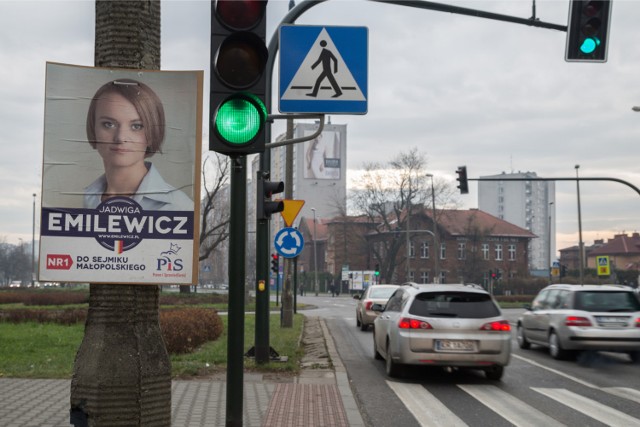 Jedna z dykt wyborczych w Krakowie podczas kampanii wyborczej w 2014 roku