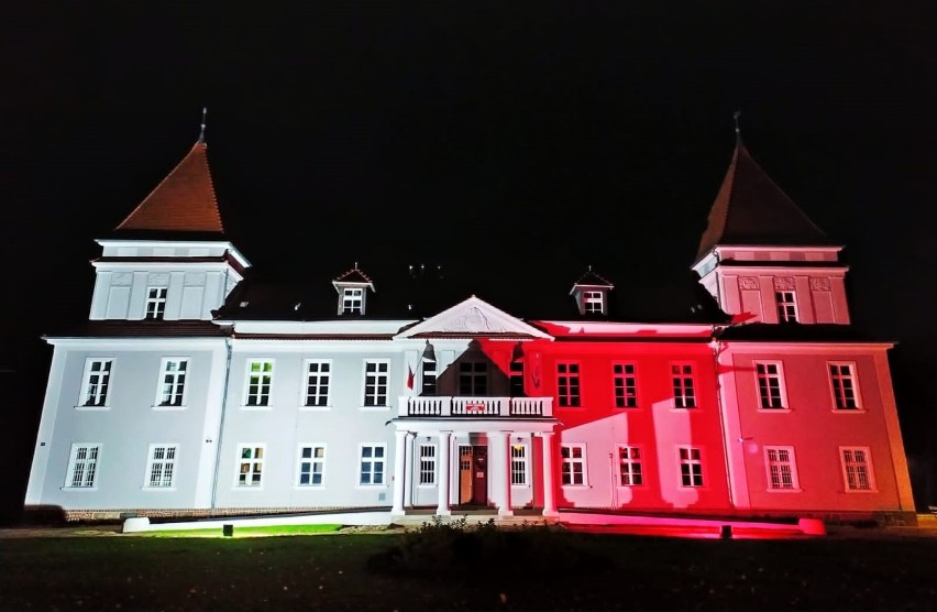 Pałac w Buczu podświetlony barwami narodowymi.