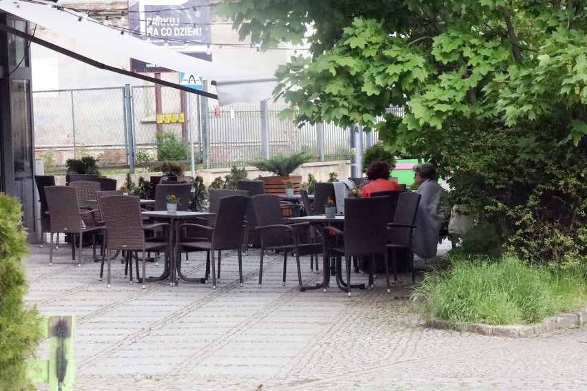 Legnica: Od dzisiaj chodzimy bez maseczek, ogródki restauracyjne otwarte
