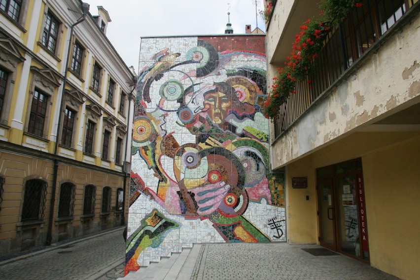 Odrestaurowana mozaika w centrum Legnicy (ZDJĘCIA)