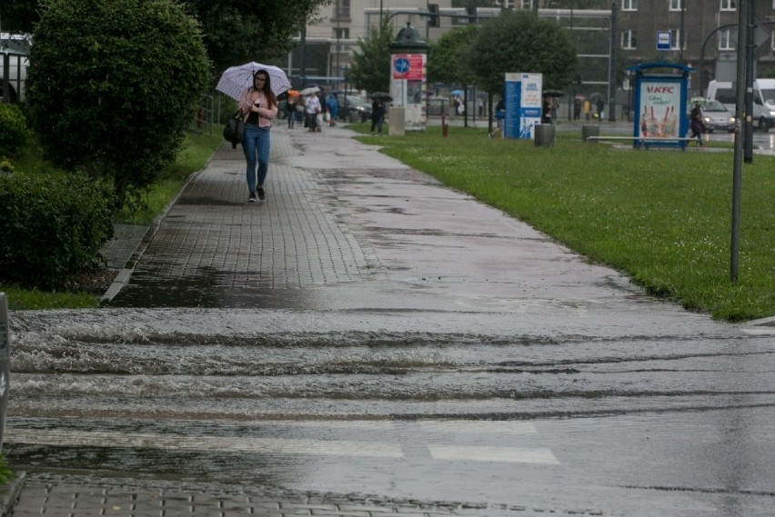 IMGW ostrzeżenia. Ulewne deszcze i burze w Małopolsce. Kiedy...