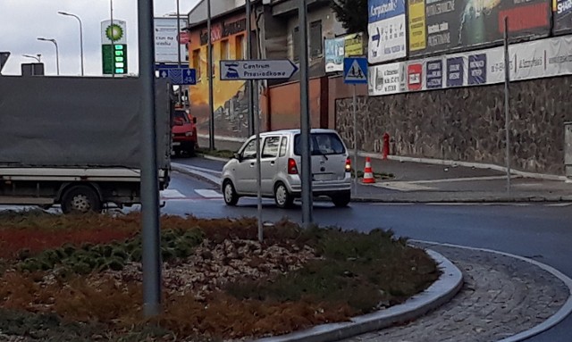 Tabliczka prowadząca do centrum przesiadkowego stoi na rondzie u zbiegu ulic Towarowej, Szczecińskiej, 11 Listopada i Bema w Stargardzie