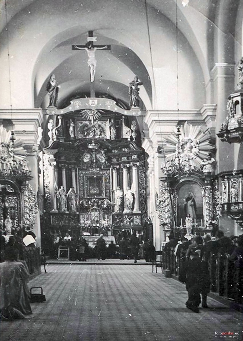 Tarnobrzeg 1945 rok, wnętrze kościoła WNMP w czasie Mszy Św....
