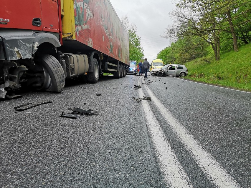 Wypadek w Kłódce. Zderzenie samochodu osobowego z ciężarówką [zdjęcia]