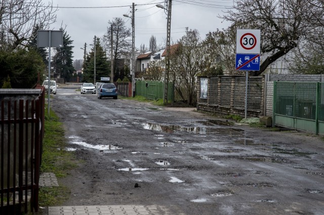 Ulica Marii Wicherkiewicz na Podolanach w Poznaniu znów jest w fatalnym stanie. Trzy tygodnie temu ZDM załatał tam dziury w drodze gruntowej... asfaltem. Zarząd tłumaczył, że "jest to tymczasowe układanie masy na zimno, aby zapewnić przejezdność tymczasową mieszkańcom". Efekt? Po niespełna miesiącu od przeprowadzonych robót, ulica jest w opłakanym stanie. Deszcz wystarczył, by droga znów przypominała tor z przeszkodami, pełny dziur i kałuż. Zobacz zdjęcia! Przejdź dalej --->