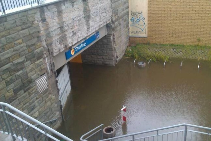 Ulewa w Warszawie. 150 zgłoszeń, zamknięte metro, zalane...