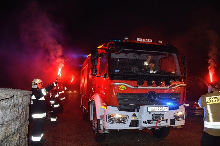Wąsosz. Ochotnicza Straż Pożarna w Wąsoszu ma nowy wóz bojowy. Strażacy pokazali go mieszkańcom podczas przejazdu przez miasto [ZDJĘCIA]