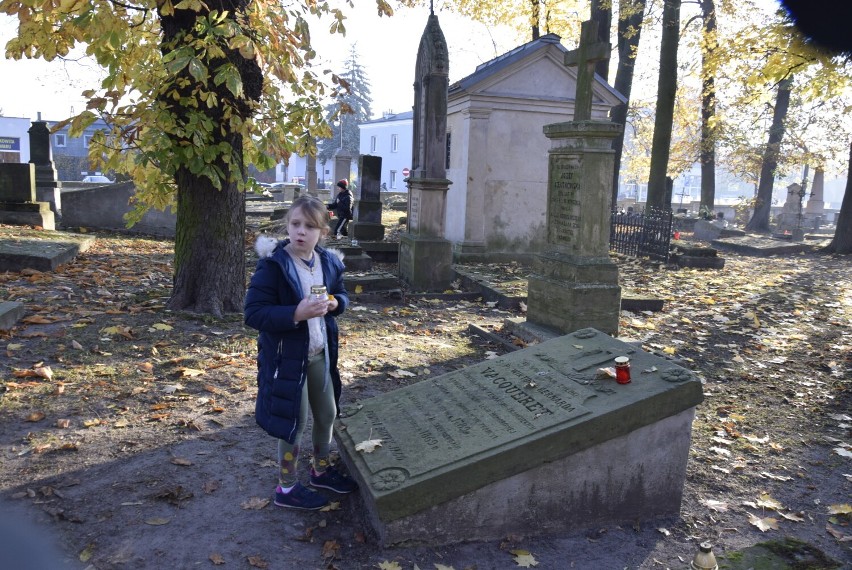 Niech płonie choć jedno światełko. Uczniowie zapalali znicze na najstarszym skierniewickim cmentarzu