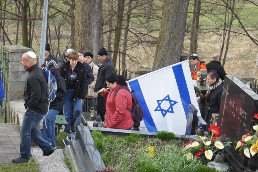 Mszana: Izraelczycy modlili się nad grobem ofiar Marszu Śmierci z 1945 roku