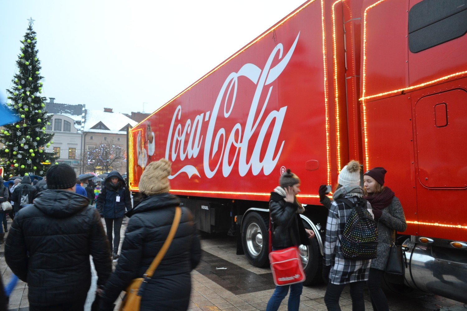 Rybnik Legendarna ciężarówka CocaColi na rynku