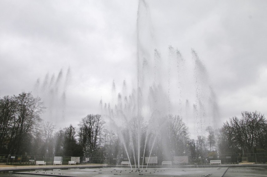 Trwają próby techniczne nowych fontann w legnickim parku Miejskim