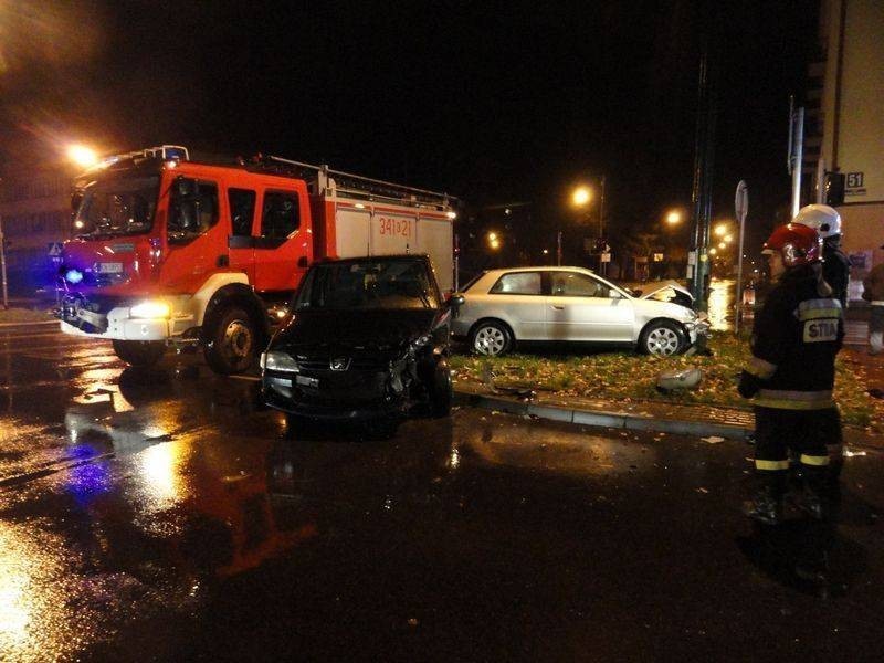 Samochód po zderzeniu jeszcze rozbił się o latarnię