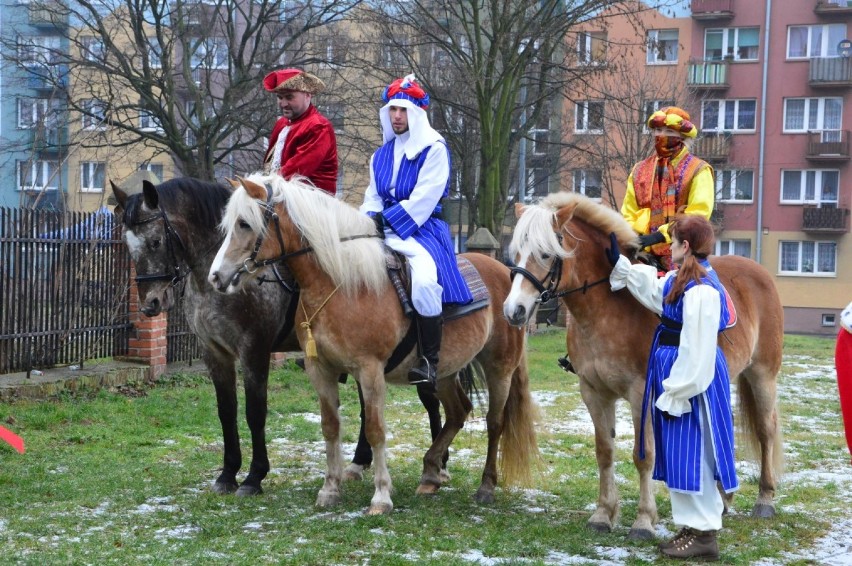 Orszak Trzech Króli po raz szósty przeszedł ulicami Prabut. Trzej Mędrcy złożyli dary w szopce [ZDJĘCIA]