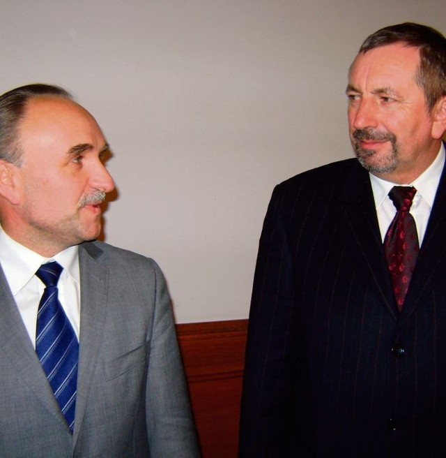 Starosta Krzysztof Nosal (z lewej) i wicestarosta Andrzej Dolny nadal będą rządzić powiatem