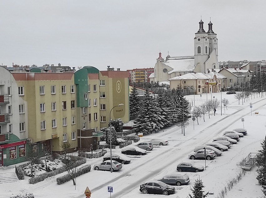 Łomża zasypana. Uwaga kierowcy, warunki na drogach są trudne! [zdjęcia]