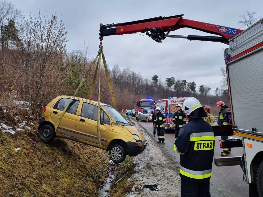 Wypadek w Korytnikach w powiecie przemyskim. 58-letni kierujący matizem wypadł z drogi [ZDJĘCIA]