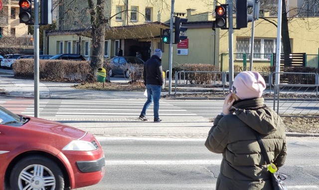 Mimo sygnalizacji świetlnej niebezpieczne jest przejście dla pieszych przez Aleje Solidarności. Dzieci, które wychodzą ze szkoły grupami muszą stać na wąskim chodniku między jezdniami i czekać na zmianę świateł.