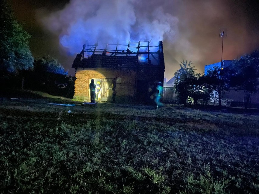 Pożar budynku gospodarczego we Wiadunkach. W stodołę uderzył piorun
