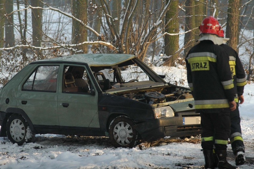 Starogard Gdański: Tragiczny wypadek. Samochód wjechał do rzeki Wierzyca. Dwie osoby nie żyją