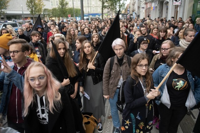 Obywatelski projekt „Stop Pedofilii”, który w ostatnich dniach jest rozpatrywany i głosowany w Sejmie, zawiera kontrowersyjne założenia.

Przeciw jego uchwaleniu protestowali w środę poznaniacy, którzy zebrali się przed poznańskimi biurami PiS przy ul. Święty Marcin. 

Koleje zdjęcie --->