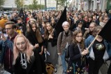 Protest przed poznańską siedzibą PiS. Nie chcą ustawy "Stop pedofilii" [ZDJĘCIA, WIDEO]