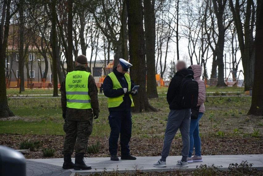 Policjanci z Krosna Odrzańskiego kontrolują m.in. osoby...